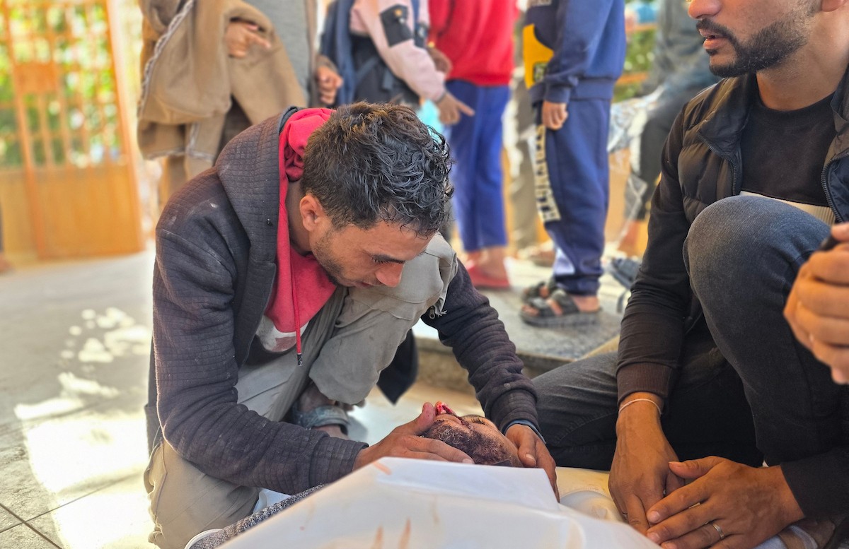 وصل جثمان الشاب صالح عبد الله القصاص، الذي قُتل في غارة جوية إسرائيلية بطائرة مسيرة، إلى مستشفى ناصر في خان يونس، جنوب قطاع غزة، في 8 يناير/كانون الثاني 2026. (صورة: طارق محمد)