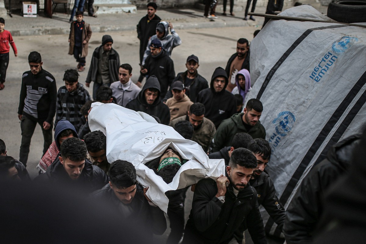 موكب جنازة فلسطينيين اثنين استشهدا في هجوم إسرائيلي على مخيم المغازي للاجئين وسط قطاع غزة. 30 يناير/كانون الثاني 2026. تصوير: رمزي أبو عامر