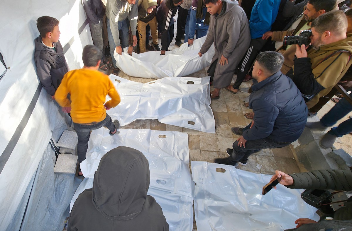 ينعى الفلسطينيون أرواح ذويهم بعد أن استهدفت القوات الإسرائيلية خيمةً تؤوي نازحين مدنيين بطائرة مسيرة في خان يونس جنوب قطاع غزة في 31 يناير/كانون الثاني 2026. (صورة: طارق محمد)
