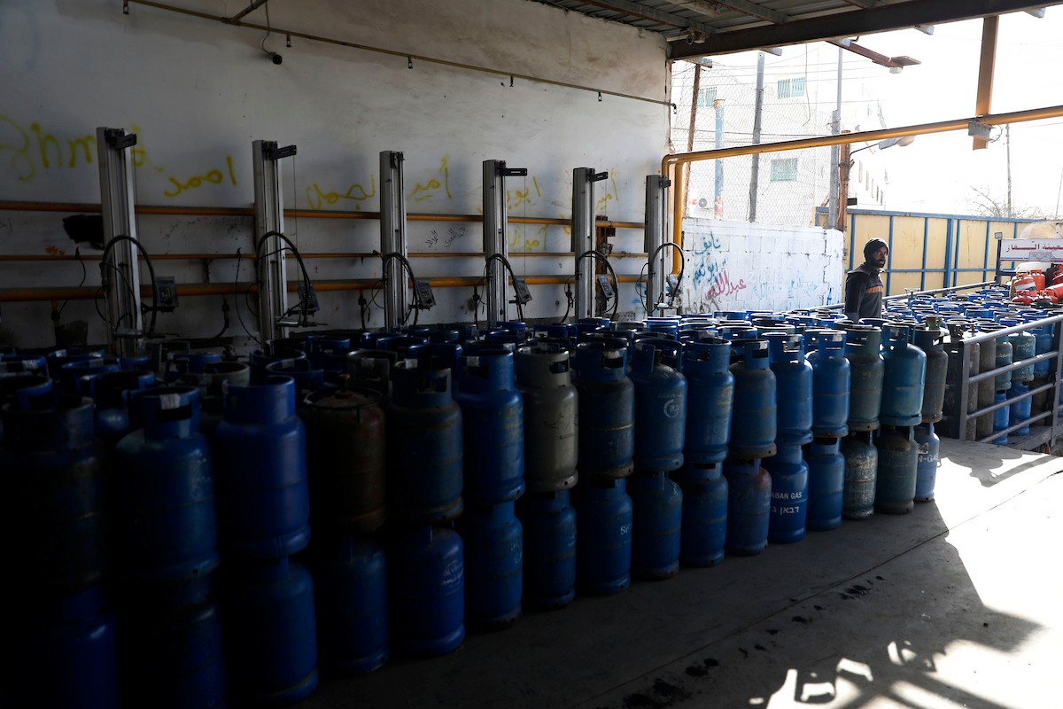 اصطفّ المواطنون في طوابير طويلة أمام محطات تعبئة الغاز في الخليل، وسط مخاوف من تفاقم أزمة نقص الغاز في الضفة الغربية،، 25 يناير/كانون الثاني 2026. صورة: مأمون وزواز