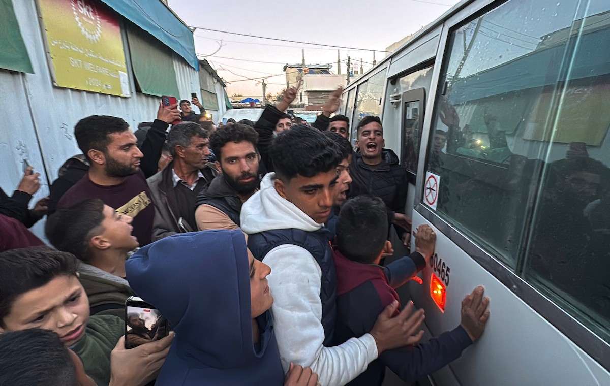 نُقل اثنا عشر أسيرًا فلسطينيًا، بينهم امرأة، أفرجت عنهم القوات الإسرائيلية، إلى مستشفى شهداء الأقصى في دير البلح، وسط قطاع غزة، في 11 يناير/كانون الثاني 2026، في مركبات تابعة للجنة الدولية للصليب الأحمر. (صورة: أحمد إبراهيم)