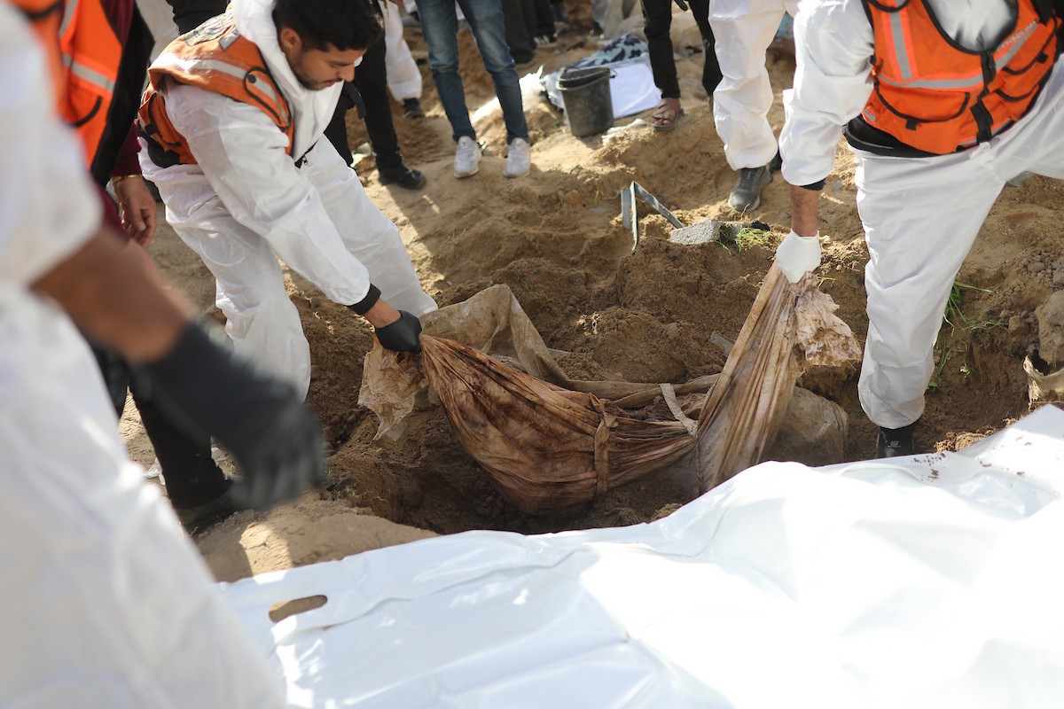 استخراج رفات 50 شهيدا دفنت خلال حرب الإبادة على قطاع غزة، من مقبرة مؤقتة في ساحات مسجد صلاح الدين بحي الزيتون، لنقلها إلى مقبرة دائمة في مدينة غزة، 25 يناير/كانون الثاني 2026. صورة: عمر أشتوي