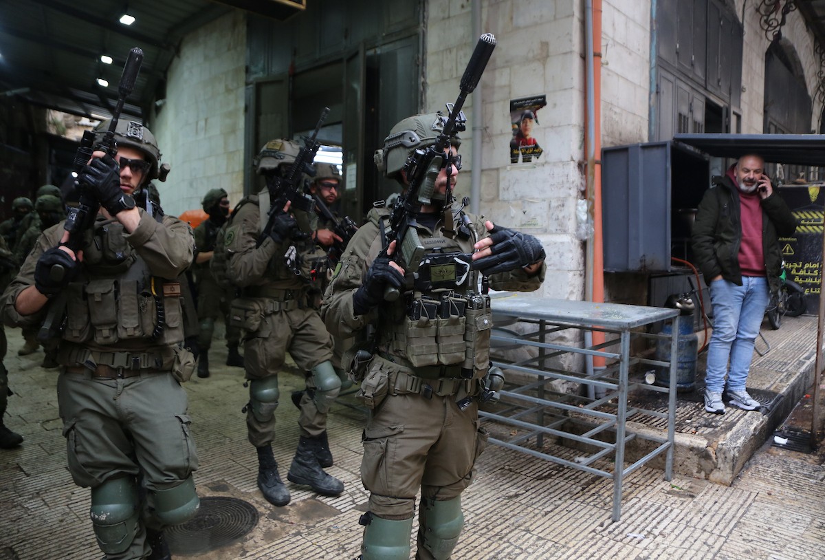 القوات الإسرائيلية تداهم عدد من المحال التجارية في السوق المركزي وتطلق النار تجاه بناية سكنية، وتوقف عدد من المواطنين في البلدة القديمة بمدينة نابلس، 1 يناير/كانون الثاني ٢٠٢٦. صورة: محمد ناصر