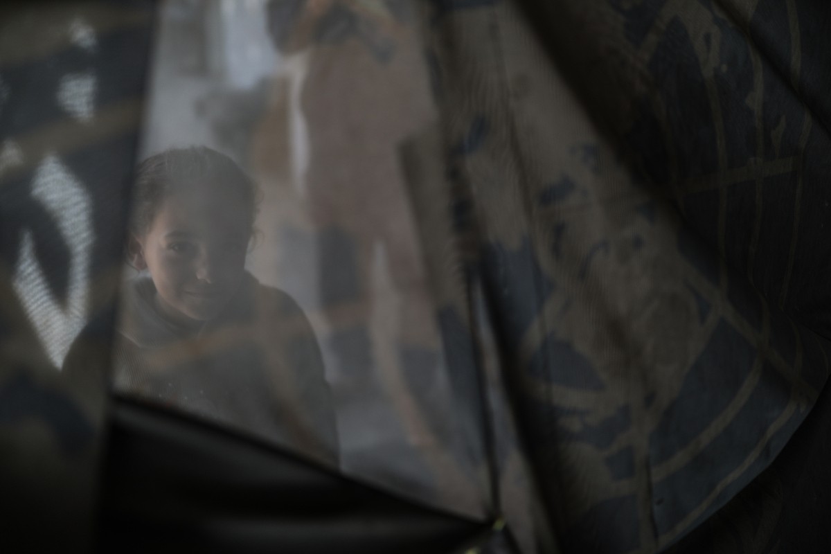 عائلات فلسطينية نزحت جراء الهجمات الإسرائيلية منذ 7 أكتوبر/تشرين الأول 2023، تأوي إلى مدرسة تابعة لوكالة الأونروا في حي تل الهوى بمدينة غزة. 26 يناير/كانون الثاني 2026، بعدسة عمر أشتوي