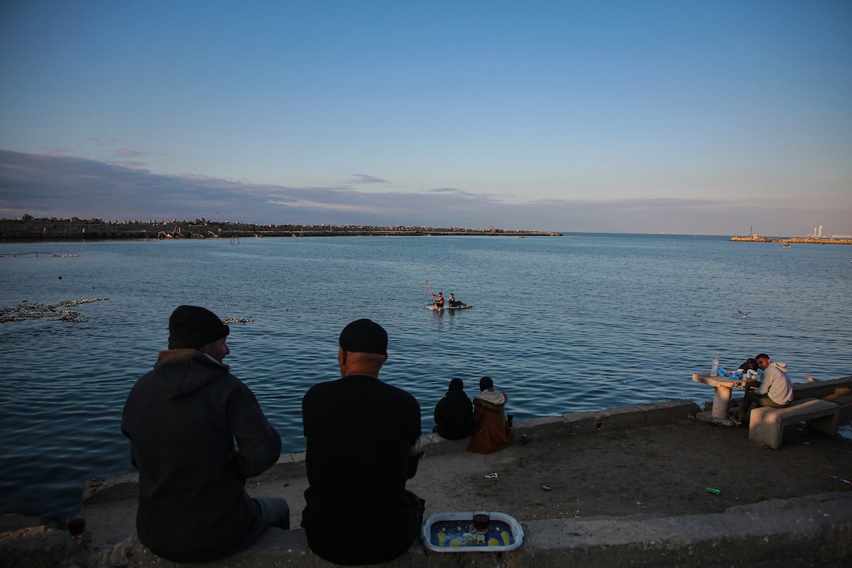 يقضي الفلسطينيون أوقاتهم على شاطئ البحر عند غروب الشمس في مدينة غزة، 16 يناير/كانون الثاني 2026. تصوير: عمر أشتوي