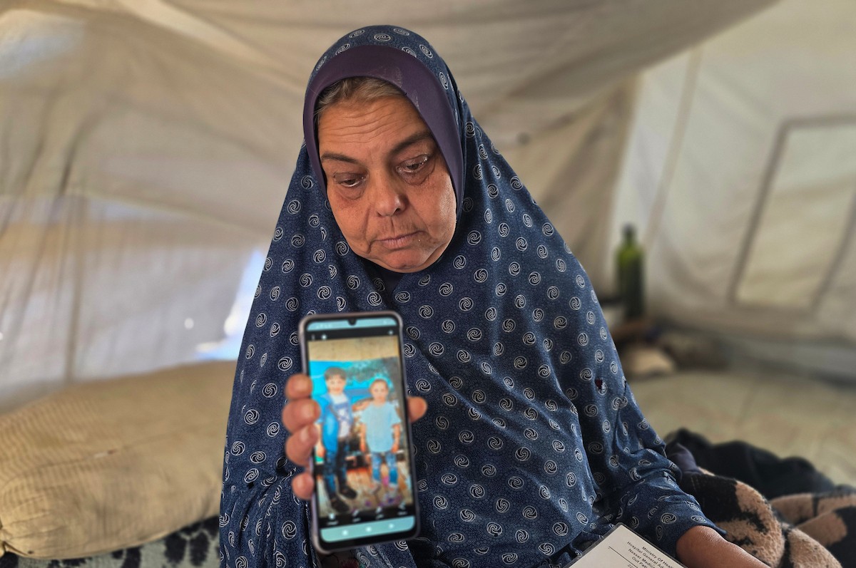 المسنّة عطاف جندية، تتلقى العلاج في مستشفى ناصر بمدينة خان يونس، بعد إصابتها بفشل كلوي ،في ظل النقص الحاد في الأدوية والمستلزمات الطبية والحالة الحرجة التي تعاني منها مستشفيات قطاع غزة،1 يناير/كانون الثاني 2026. تصوير: طارق محمد