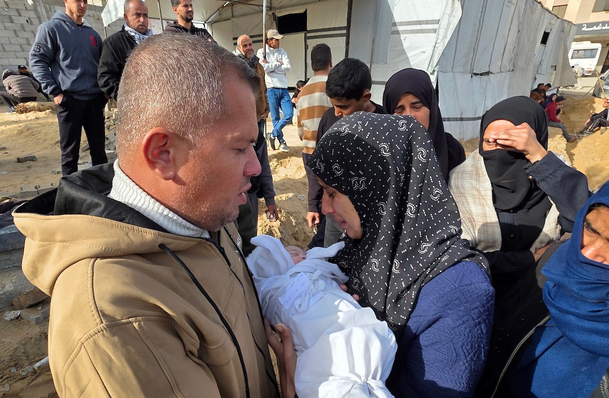ينعى الفلسطينيون جثمان الطفلة سجود عليان في مجمع ناصر الطبي بمدينة خان يونس، جنوب قطاع غزة، في 24 يناير/كانون الثاني 2026، بعد سبعة أيام من ولادتها. (صورة: طارق محمد/وكالة الأنباء الفلسطينية)