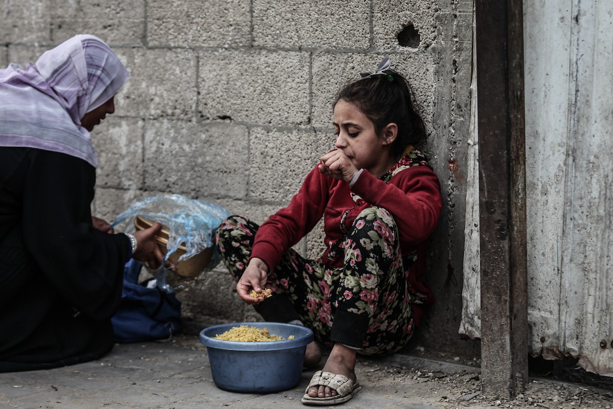 تجمع فلسطينيون نازحون داخلياً في مطبخ خيري لتلقي حصص غذائية محدودة وسط نقص حاد في الغذاء، في مخيم النصيرات للاجئين وسط قطاع غزة، 21 يناير/كانون الثاني 2026. صورة: معز صالحي