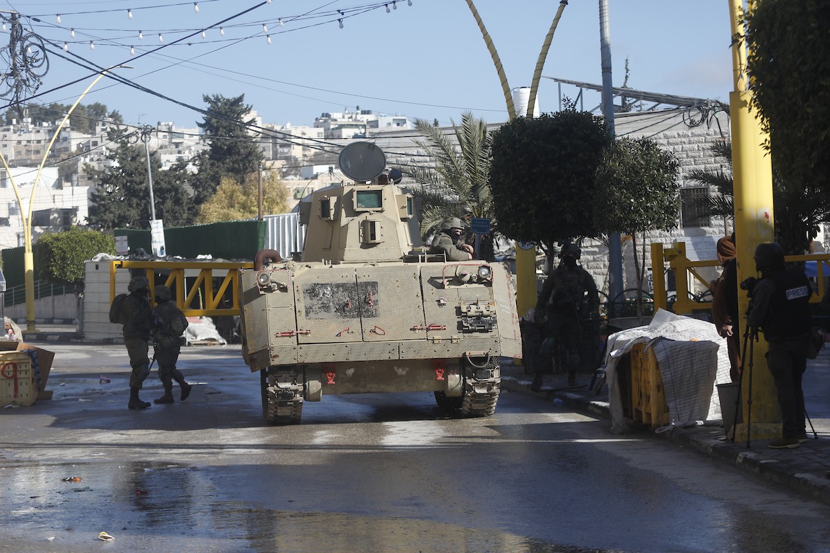الجيش الإسرائيلي يشن عملية عسكرية واسعة النطاق في الخليل، جنوب الضفة الغربية، 19 يناير/كانون الثاني 2026. صورة: مأمون وزواز