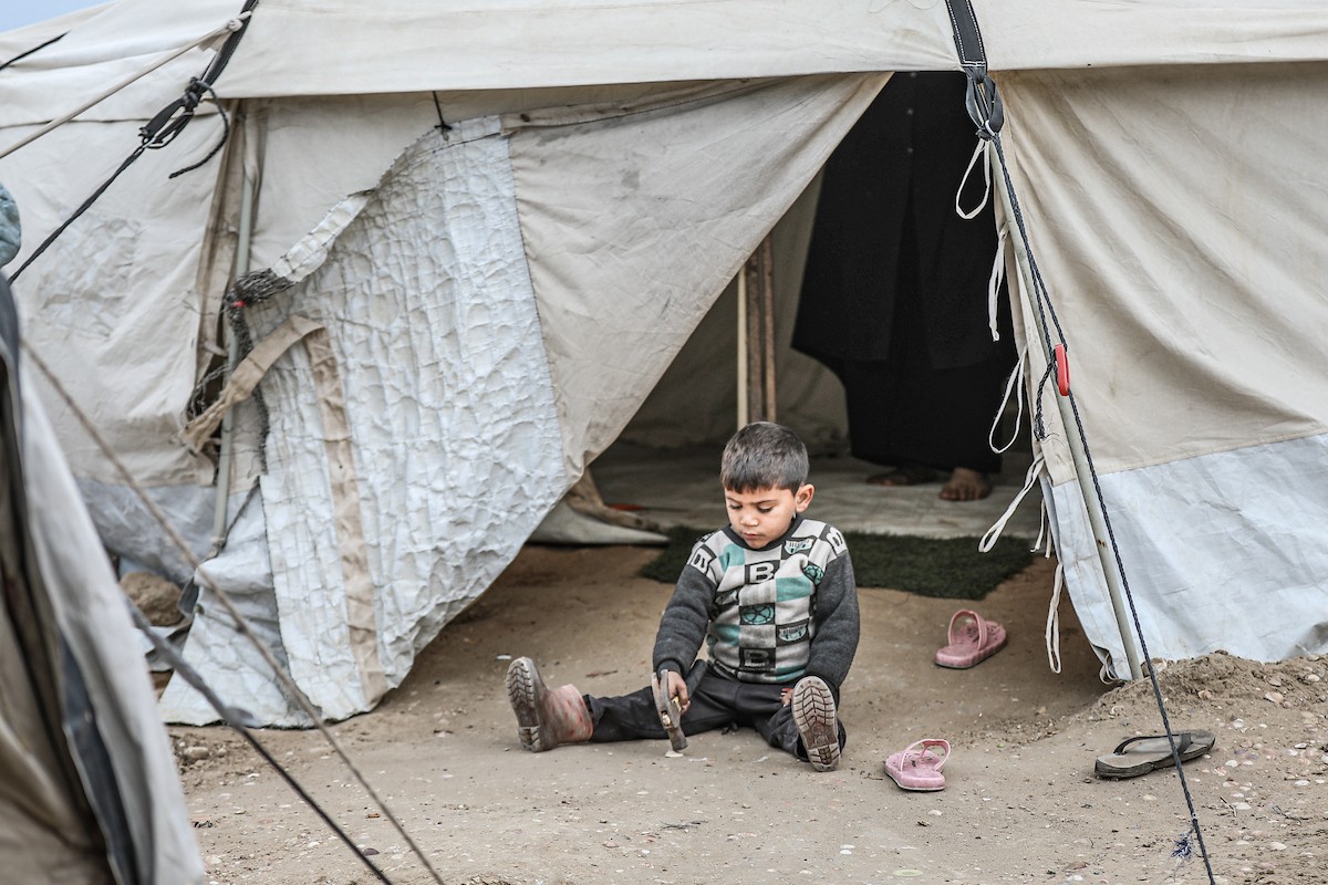 يتفقد فلسطينيون نازحون خيامهم بعد أن تضررت بشدة جراء عاصفة هوائية قوية ضربت مخيمًا للنازحين وسط قطاع غزة. 22 يناير/كانون الثاني 2026. تصوير: رمزي أبو عامر