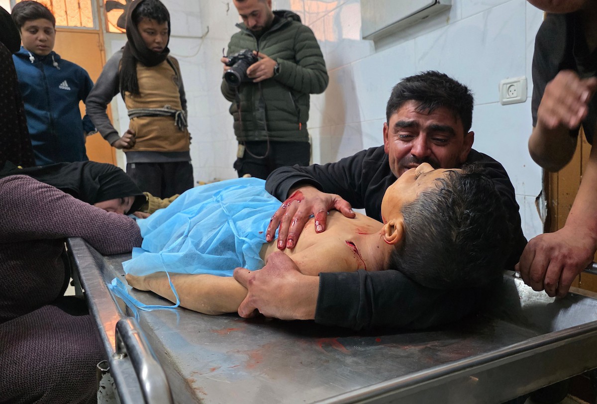 عائلة المعتصم بالله الشرفي، البالغ من العمر 13 عامًا، تودع جثمانه في مجمع ناصر الطبي بخان يونس. وقد استشهد بنيران الجيش الإسرائيلي أثناء جمعه الحطب قرب دوار بني سهيلة جنوب قطاع غزة، 21 يناير/كانون الثاني 2026. (صورة: طارق محمد)