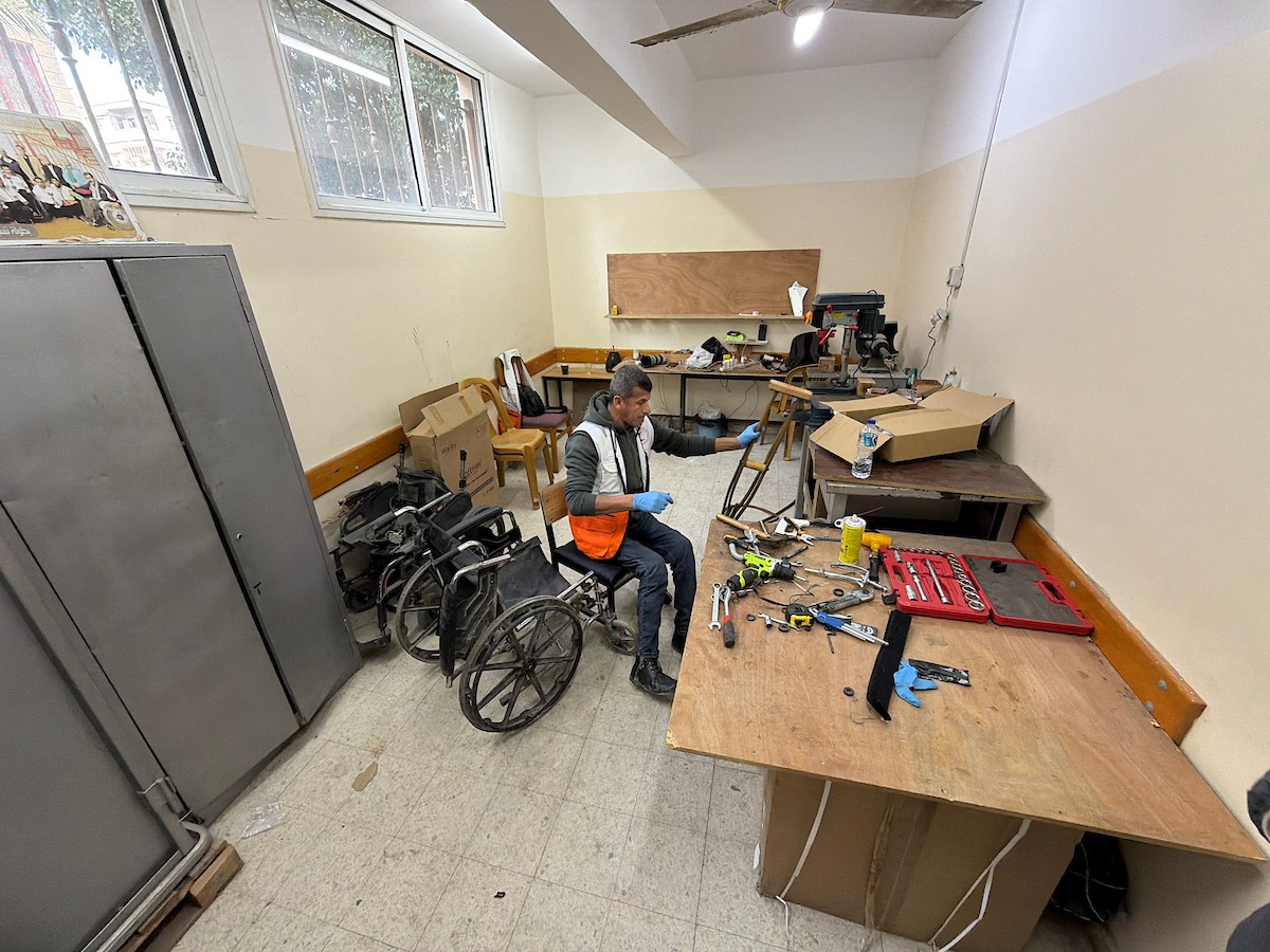 الفلسطيني رمزي الفجم يصلح كراسي متحركة لجرحى قطاع غزة متحديا إعاقته الشخصية ونقص المعدات الطبية ، خان يونس، جنوب قطاع غزة، 20 يناير/كانون الثاني 2026 تصوير: محمد سلامة / وكالة الأنباء الفلسطينية (APA Images)