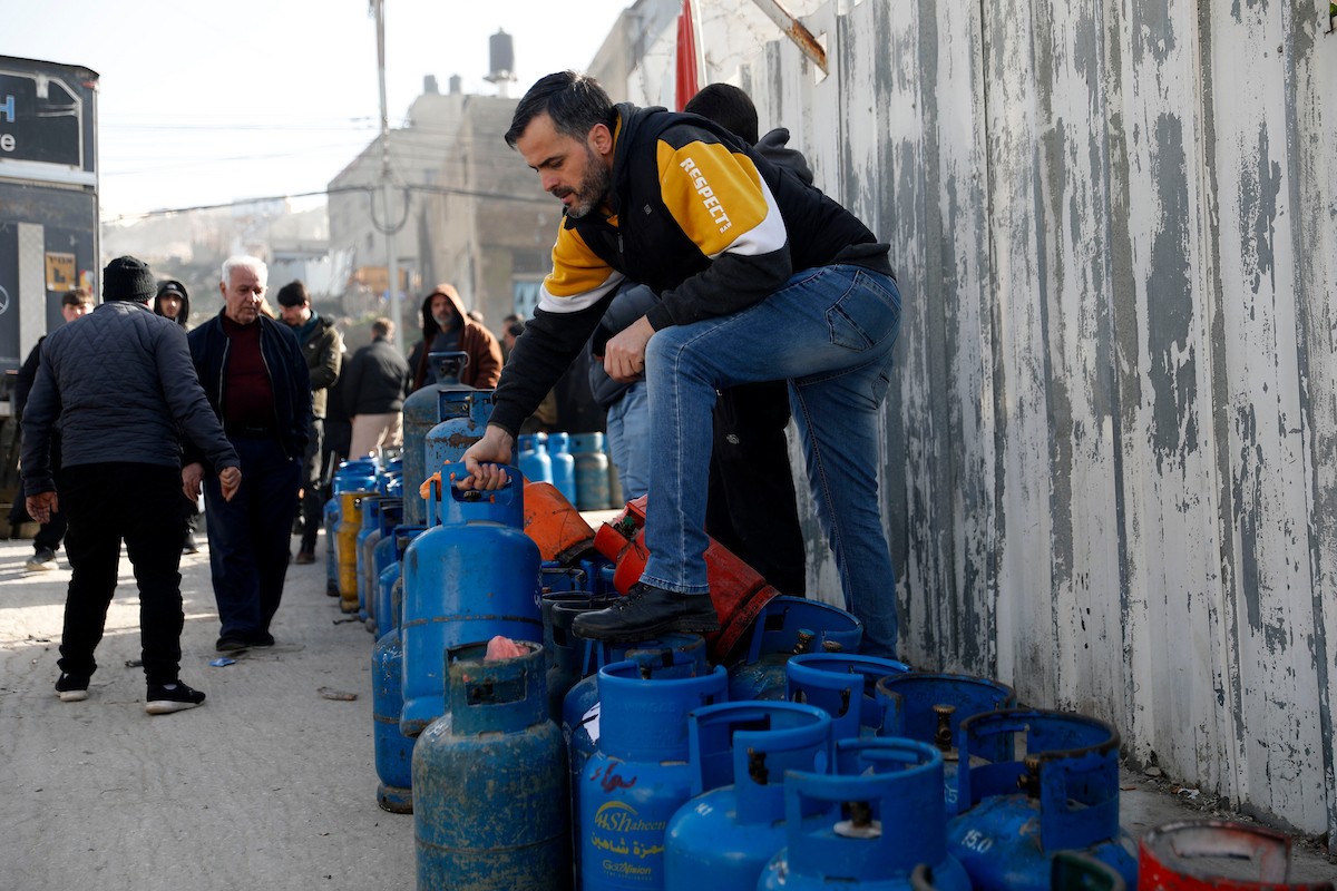 اصطفّ المواطنون في طوابير طويلة أمام محطات تعبئة الغاز في الخليل، وسط مخاوف من تفاقم أزمة نقص الغاز في الضفة الغربية،، 25 يناير/كانون الثاني 2026. صورة: مأمون وزواز