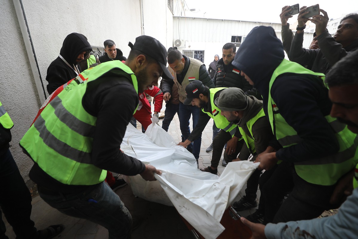 وصلت جثتا صحفيين اثنين تابعين للجنة المصرية إلى مستشفى الشفاء في غزة، بعد هجوم إسرائيلي استهدف سيارة تابعة للجنة في منطقة نتساريم وسط قطاع غزة. 21 يناير/كانون الثاني 2026. صورة: عمر أشتوي