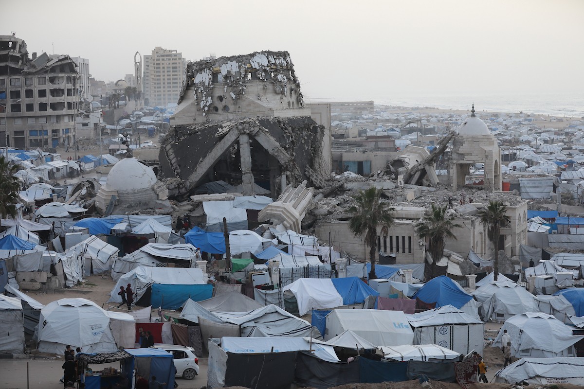لقطاتٌ عامةٌ لخيامَ النازحين مُكدّسةً في ميناء مدينة غزة المُدمّر، ما يعكس ظروفًا معيشيةً مُزرية. ولا تزال الحياة اليومية صعبةً للغاية بالنسبة لغالبية السكان، 23 يناير/كانون الثاني 2026. صورة: عمر أشتوي