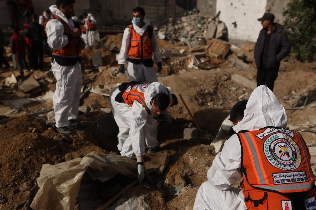 استخراج رفات 50 شهيدا دفنت خلال حرب الإبادة على قطاع غزة، من مقبرة مؤقتة في ساحات مسجد صلاح الدين بحي الزيتون، لنقلها إلى مقبرة دائمة في مدينة غزة، 25 يناير/كانون الثاني 2026. صورة: عمر أشتوي