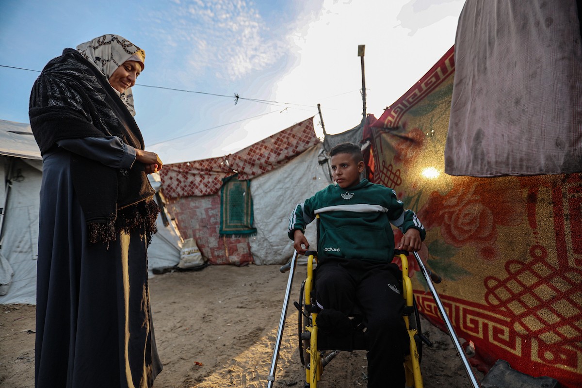 الطفل عمر حلاوة (13عاما) يزور مكان دفن ساقه المبتور يوميا، بعد إصابته في غارة إسرائيلية خلال الحرب على غزة، 31 ديسمبر/كانون الأول 2025. تصوير: عمر أشتوي