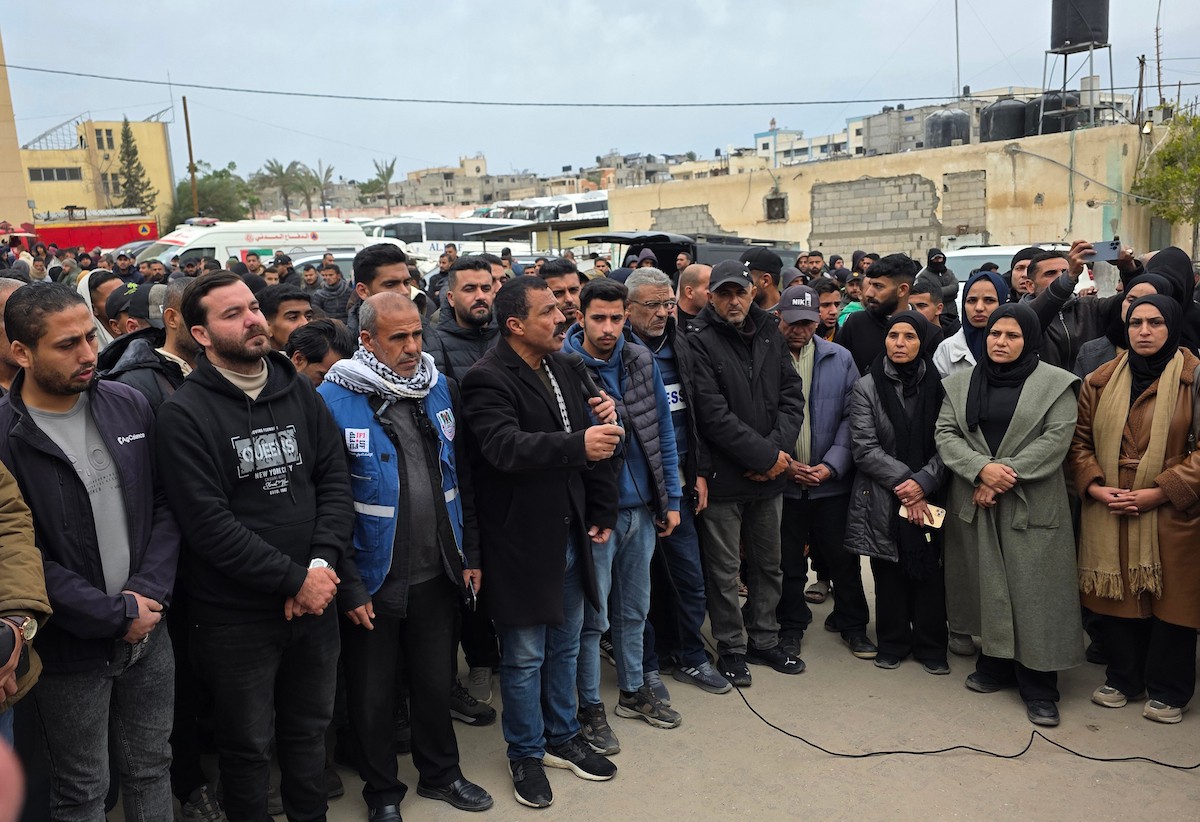 موكب جنازة ثلاثة صحفيين في مستشفى ناصر بخان يونس. وكان الصحفيون قد استشهدوا أمس عندما استهدف الجيش الإسرائيلي سيارة تابعة للجنة المصرية أثناء عملهم في منطقة الزهراء وسط قطاع غزة، 22 يناير/كانون الثاني 2026 (صورة: طارق محمد)