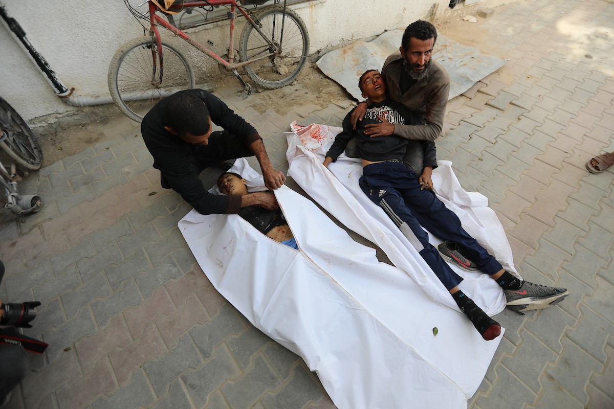 حضر أقارب شاب فلسطيني، قُتل بنيران الجيش الإسرائيلي، مراسم الدفن التي أقيمت في مستشفى الشفاء بمدينة غزة، في 24 يناير/كانون الثاني 2026. (صورة: عمر أشتوي)