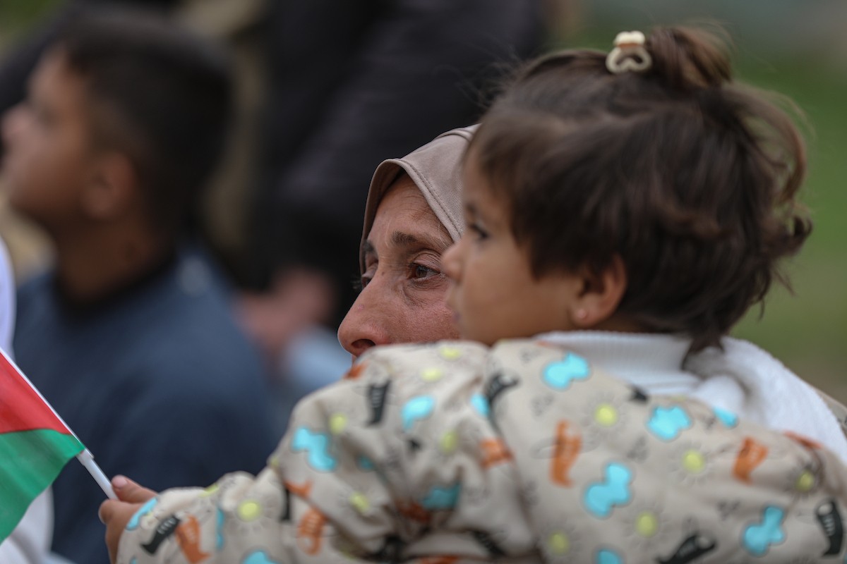 ناجون، جميعهم بلا عائلات، يشاركون في فعالية ترفيهية خاصة في الحديقة العامة بمدينة غزة، 22 يناير/كانون الثاني 2026. تصوير: عمر أشتوي