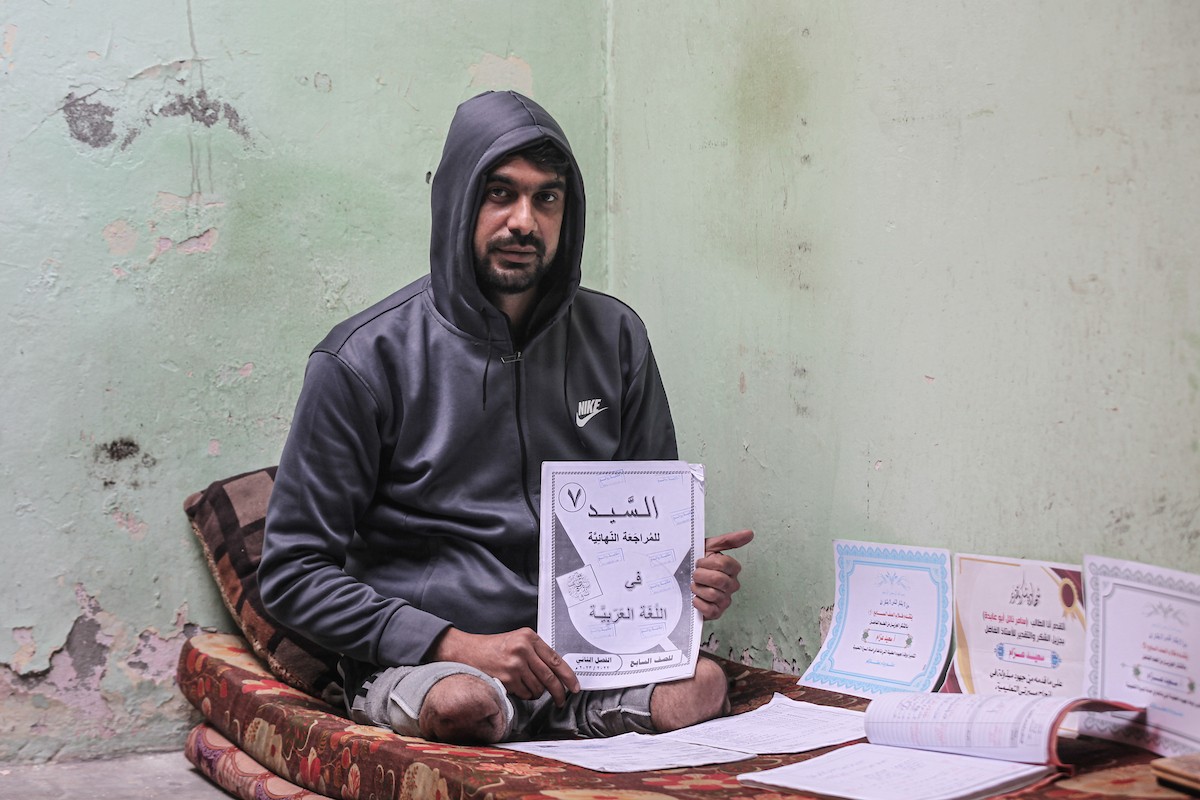  المعلّم سعيد خليل عزم (33 عامًا) أُصيب بجروح بالغة أدّت إلى بتر قدميه، جراء قصف إسرائيلي خلال الحرب على غزة، في مخيم البريج وسط القطاع،  يناير/كانون الثاني 2026. تصوير: معز صالحي