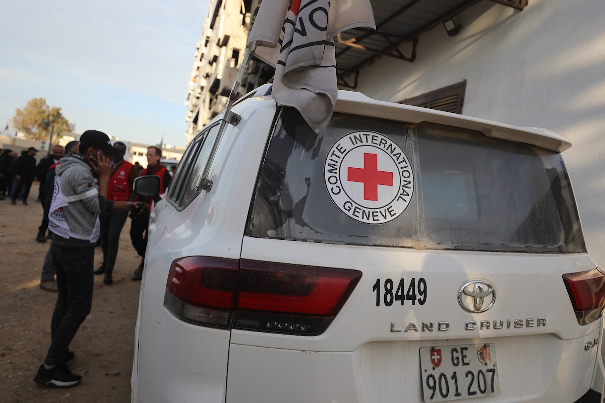 وصول 15 جثة لفلسطينيين سلمتها إسرائيل عبر اللجنة الدولية للصليب الأحمر إلى مجمع الشفاء الطبي في مدينة غزة، 29 يناير/كانون الثاني 2026. تصوير: عمر أشتوي