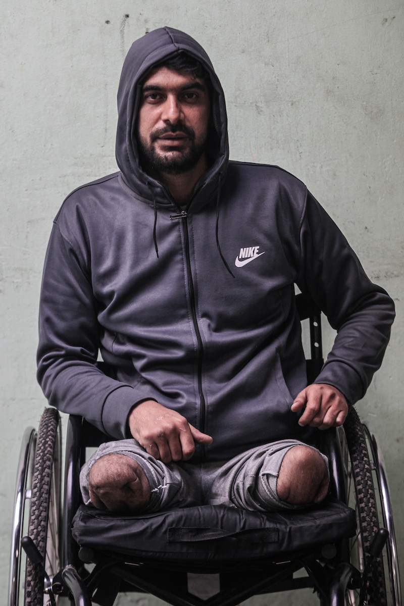  المعلّم سعيد خليل عزم (33 عامًا) أُصيب بجروح بالغة أدّت إلى بتر قدميه، جراء قصف إسرائيلي خلال الحرب على غزة، في مخيم البريج وسط القطاع،  يناير/كانون الثاني 2026. تصوير: معز صالحي