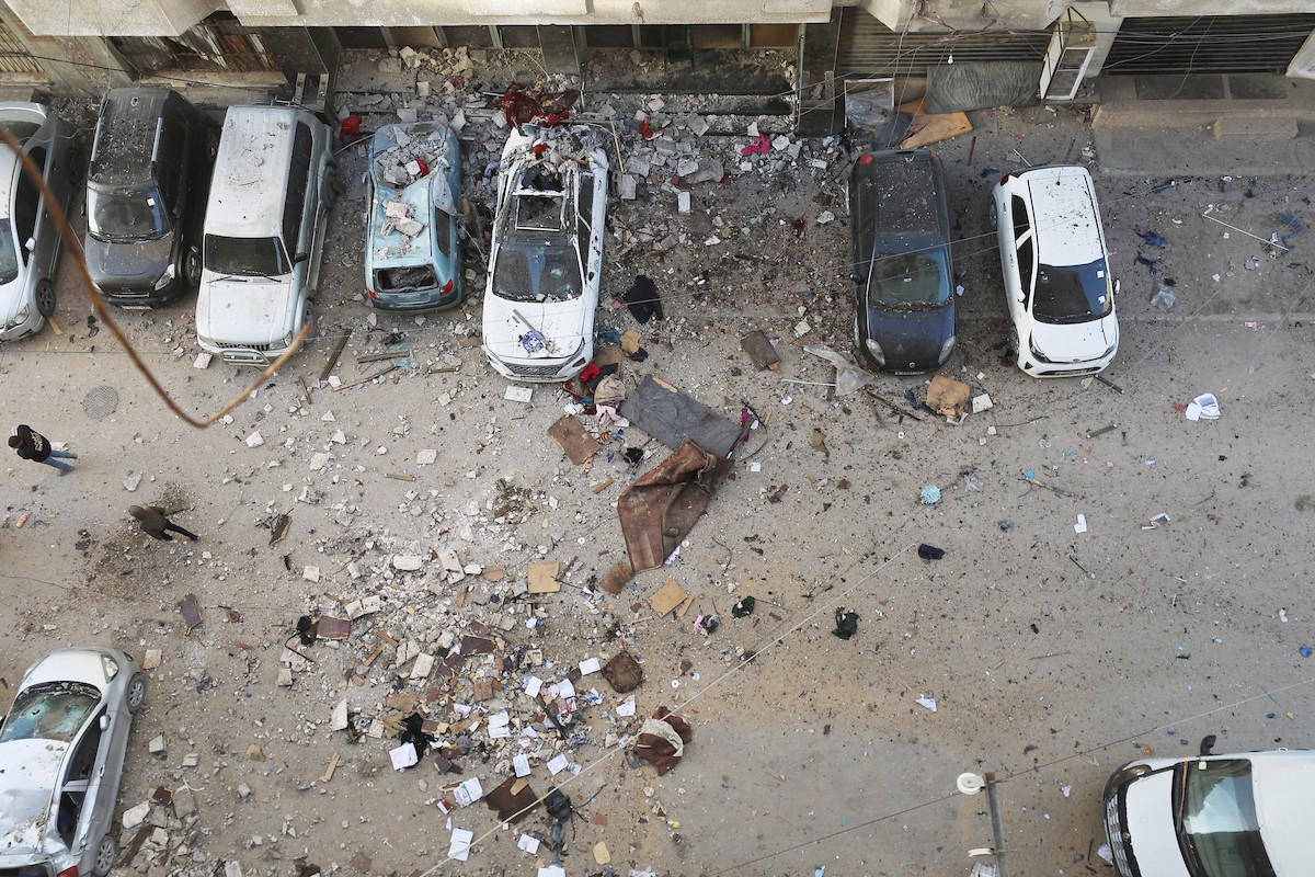 فلسطينيون يمرون أمام مبنى سكني تضرر جراء غارة عسكرية إسرائيلية أسفرت عن سقوط عدد من الضحايا في مدينة غزة، السبت 31 يناير/كانون الثاني 2026. صورة: عمر أشتوي