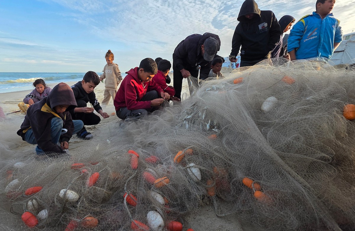 صيادون يعودون للعمل قبالة سواحل خان يونس بإمكانيات محدودة ومخاوف ملاحقتهم واستهدافهم من قبل الاحتلال الاسرائيلي، 31 ديسمبر/كانون الأول 2025. صورة: طارق محمد