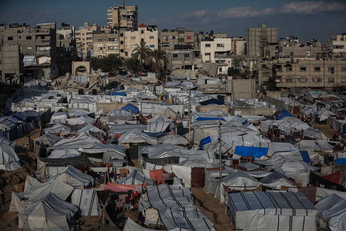 تُظهر صور عامة خيام النازحين متراكمة بين المباني المدمرة في وسط مدينة غزة، ما يعكس ظروفًا معيشية مزرية. ولا تزال الحياة اليومية صعبة للغاية بالنسبة لغالبية سكان غزة، حيث دُمّر أكثر من 80% من البنية التحتية، وفقًا للأمم المتحدة. مدينة غزة، 20 يناير/كانون الثاني 2026. تصوير: عمر أشتوي
