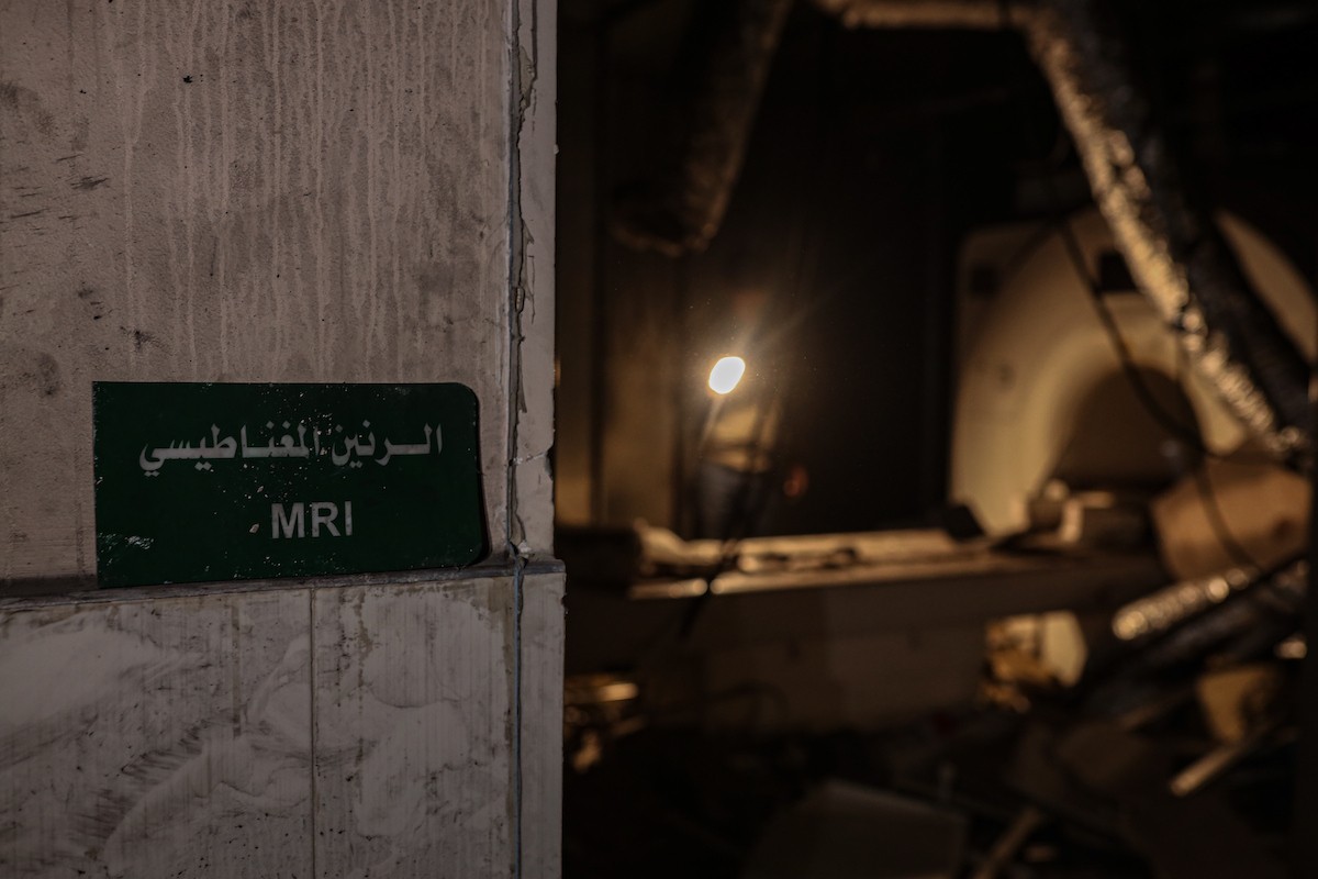 مستشفى الشفاء في غزة يفتقر إلى المعدات الطبية وتحديدًا جهاز التصوير بالرنين المغناطيسي، بعد أن دمّر الجيش الإسرائيلي معظم المعدات خلال الحرب، 31 ديسمبر/كانون الأول 2025. صورة: عمر أشتوي