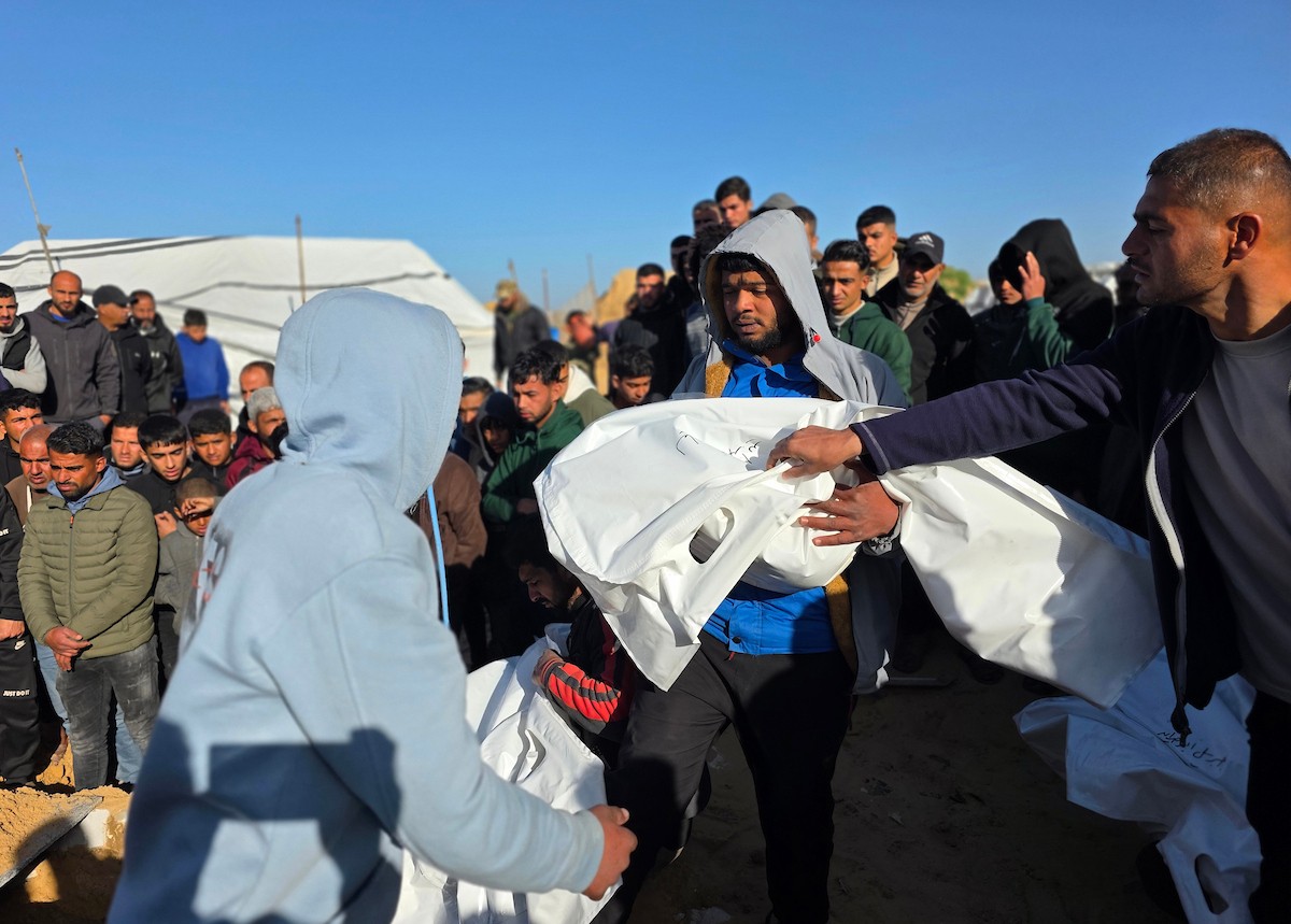 ينعى الفلسطينيون أرواح ذويهم بعد أن استهدفت القوات الإسرائيلية خيمةً تؤوي نازحين مدنيين بطائرة مسيرة في خان يونس جنوب قطاع غزة في 31 يناير/كانون الثاني 2026. (صورة: طارق محمد)