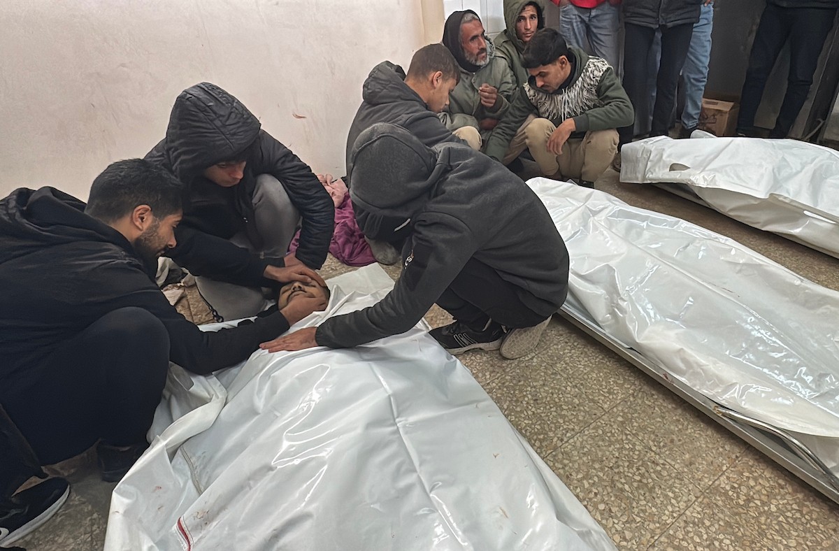 فلسطينيون يودعون جثامين ثلاثة مواطنين استشهدوا في غارات جوية إسرائيلية على مخيم المغازي للاجئين، قبل موكب جنازتهم في مستشفى الأقصى بدير البلح، وسط قطاع غزة. 30 يناير/كانون الثاني 2026. صورة: أحمد إبراهيم