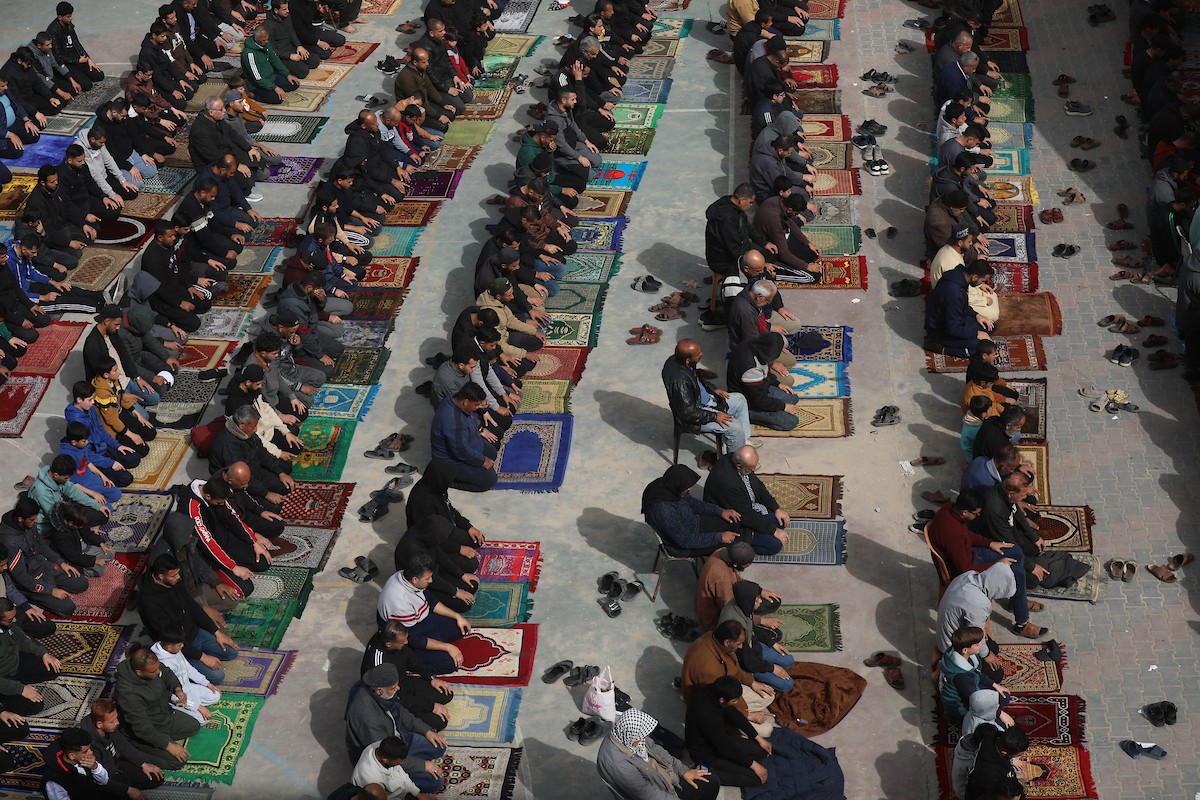 يؤدي الفلسطينيون صلاة الجمعة داخل مدرسة تابعة لوكالة الأونروا، حُوِّلت إلى ملجأ بعد نزوح عائلات منها جراء الهجمات الإسرائيلية منذ 7 أكتوبر/تشرين الأول 2023، في مدينة غزة. 30 يناير/كانون الثاني 2026. صورة: عمر أشتوي