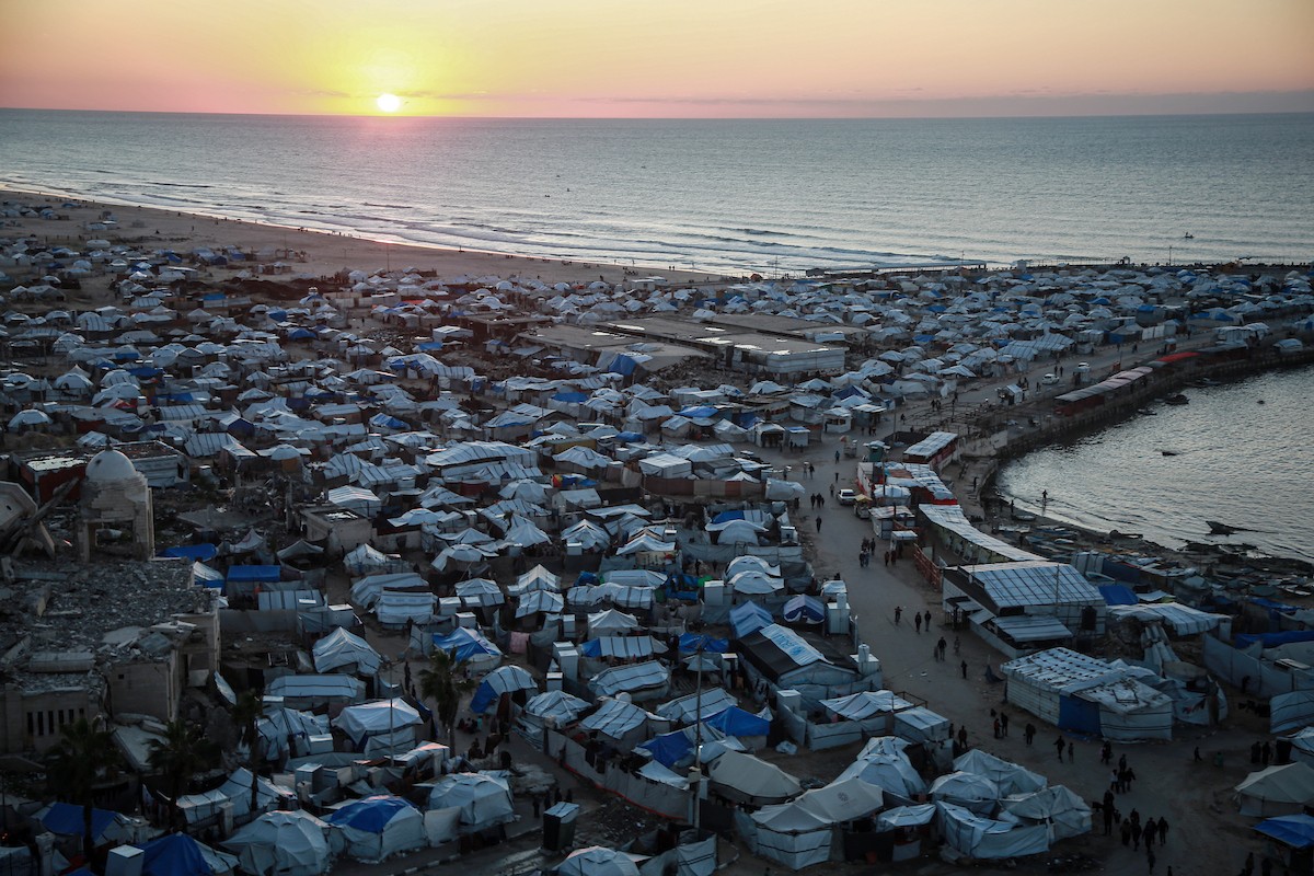 مشاهد عامة لخيام النازحين على شاطئ مدينة غزة. يعاني النازحون معاناة مضاعفة من ويلات النزاع وقسوة الأحوال الجوية، إذ لا توفر الخيام أي حماية من برد الشتاء القارس والأمطار الغزيرة، 3 يناير/كانون الثاني 2026. تصوير: عمر أشتوي