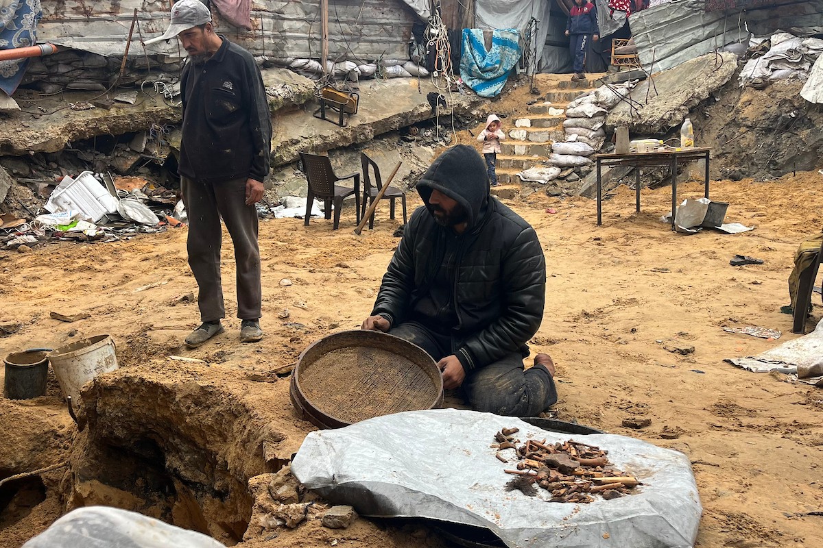 على مدى 160 يومًا، استخدم الفلسطيني اسماعيل ابو حماد، البالغ من العمر 45 عامًا، مجرفة وفأسًا ومنخلًا في محاولة للعثور على رفات عائلته بعد أن فقد زوجته وأطفاله الستة في هجوم إسرائيلي على حي الصبرة بمدينة غزة ، 19 يناير/كانون الثاني 2026. (صورة: مطر الزاق)
