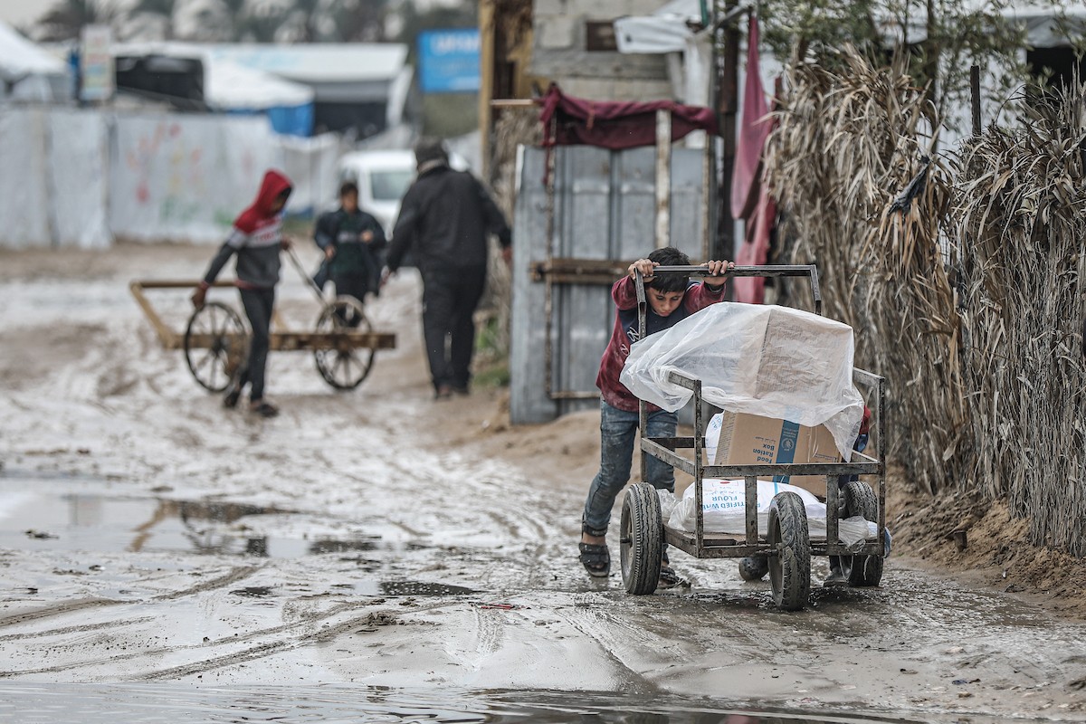 تواصل العائلات الفلسطينية النازحة المقيمة في مخيم الزوايدة وسط قطاع غزة حياتها اليومية في ظل ظروف قاسية داخل خيام متهالكة لا توفر أي حماية أو دفء من برد الشتاء القارس، 18 يناير/كانون الثاني 2026. صورة: رمزي أبو عامر