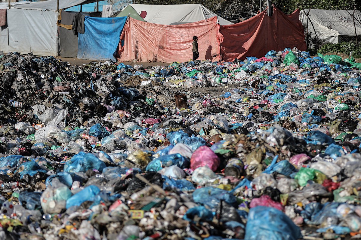 عائلات فلسطينية نازحة تكافح من أجل البقاء في ظروف قاسية بمخيم النصيرات للاجئين وسط قطاع غزة، 29 يناير/كانون الثاني 2026.صورة: رمزي أبو عامر