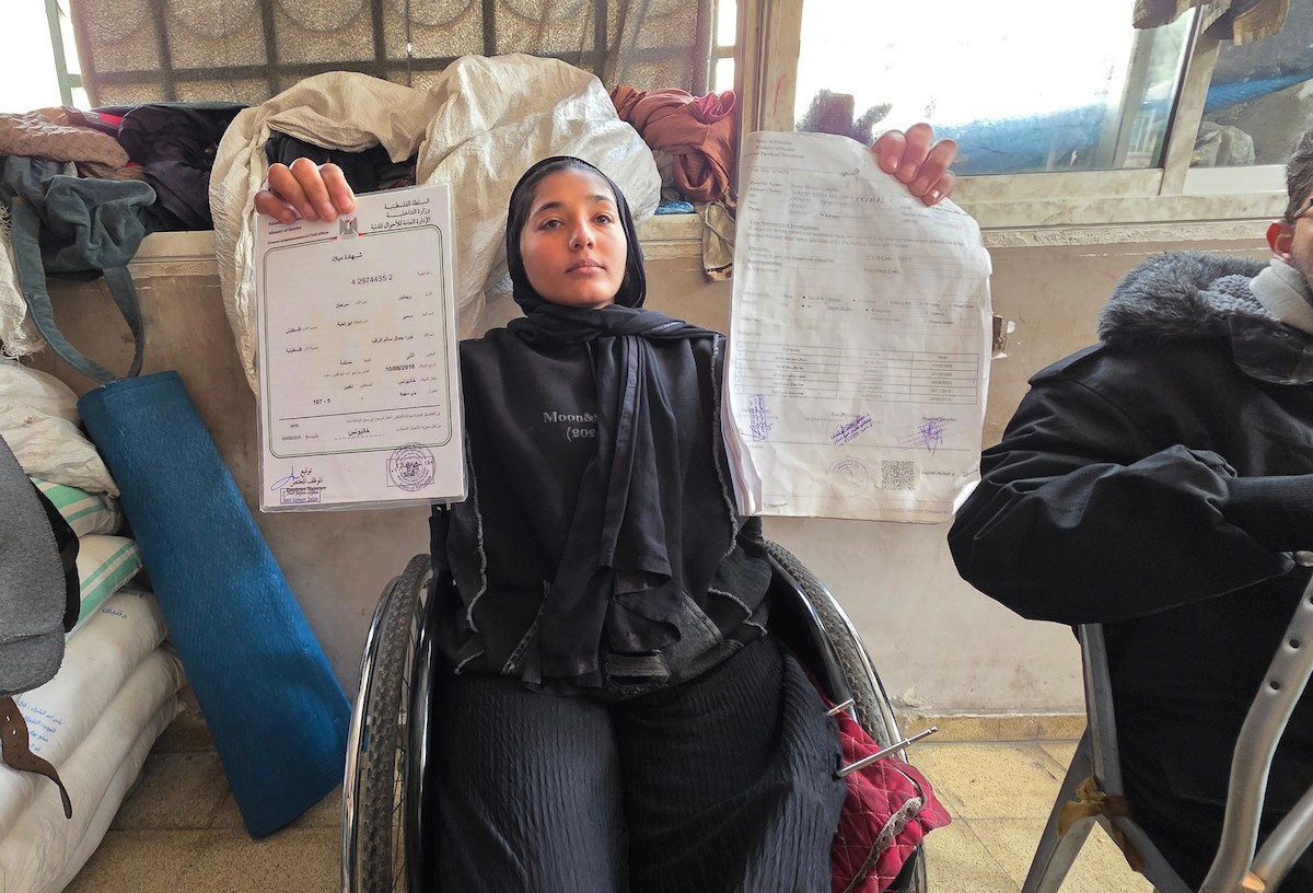 ريماس أبو لحية ووالدها مصابان بساقيهما برصاص الجيش الإسرائيلي، وينتظران السفر لاستكمال العلاج خارج قطاع غزة، خان يونس، 25 يناير/كانون الثاني 2026. تصوير: طارق محمد/ (APA Images)