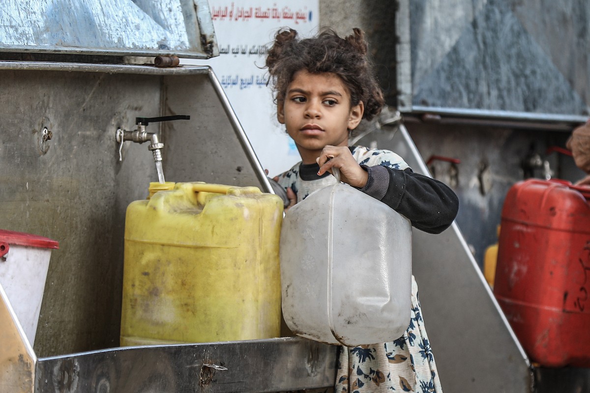 يملأ الفلسطينيون خزاناتهم بالمياه التي توزعها صهاريج المياه، وينقلونها إلى خيامهم في مخيم النصيرات وسط قطاع غزة، حيث تفاقمت أزمة المياه نتيجة الأضرار الجسيمة التي لحقت بالبنية التحتية جراء الهجمات الإسرائيلية، 29 يناير/كانون الثاني 2026. صورة: رمزي أبو عامر