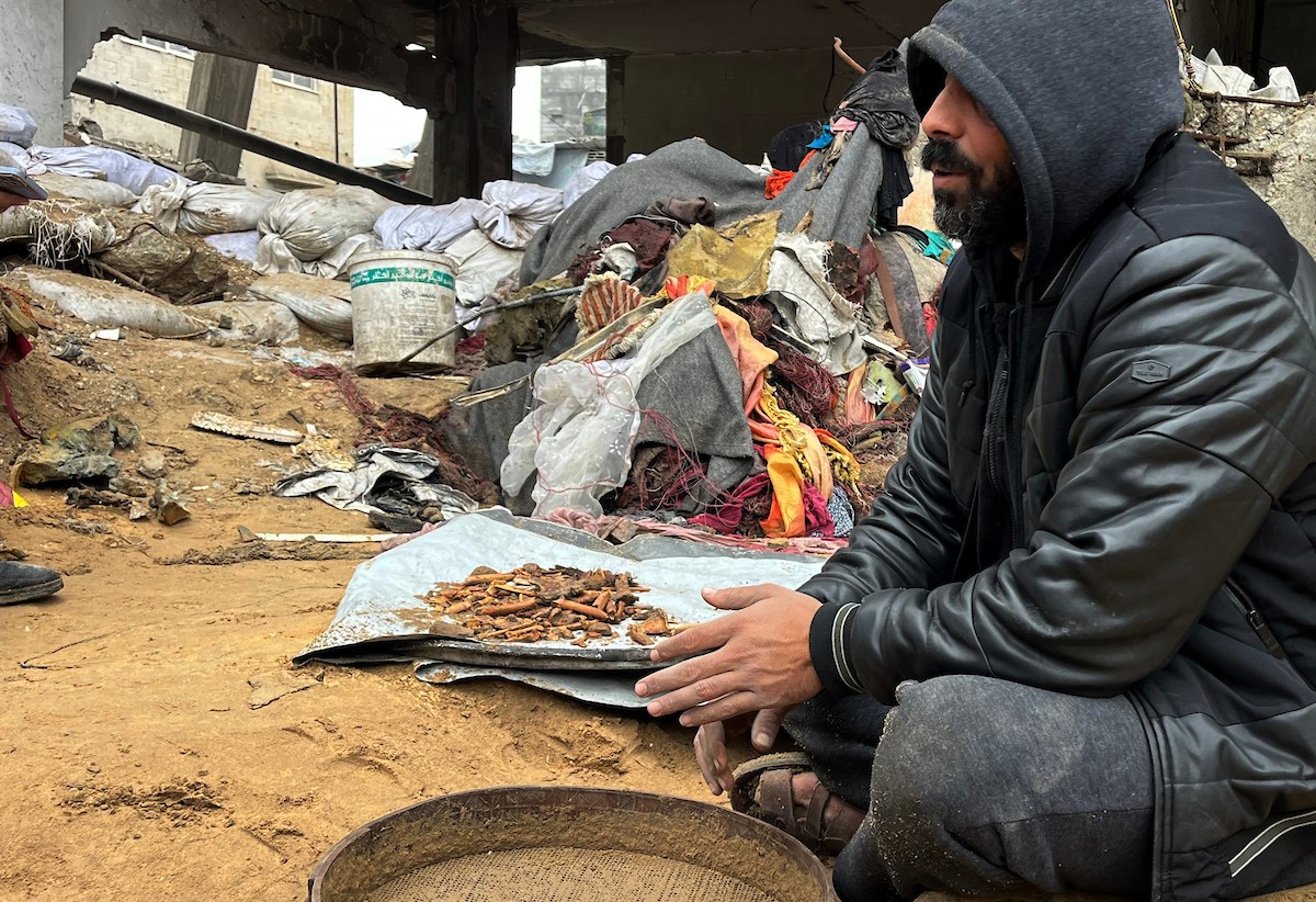 على مدى 160 يومًا، استخدم الفلسطيني اسماعيل ابو حماد، البالغ من العمر 45 عامًا، مجرفة وفأسًا ومنخلًا في محاولة للعثور على رفات عائلته بعد أن فقد زوجته وأطفاله الستة في هجوم إسرائيلي على حي الصبرة بمدينة غزة ، 19 يناير/كانون الثاني 2026. (صورة: مطر الزاق)