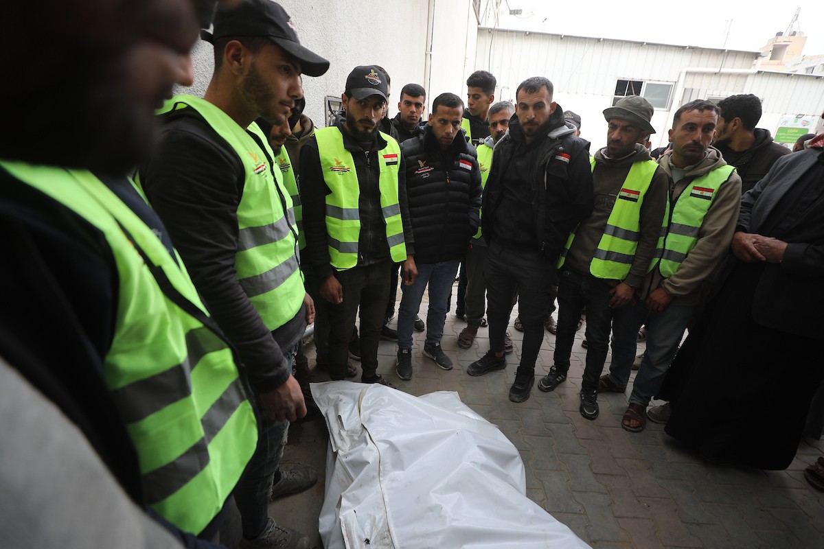 وصلت جثتا صحفيين اثنين تابعين للجنة المصرية إلى مستشفى الشفاء في غزة، بعد هجوم إسرائيلي استهدف سيارة تابعة للجنة في منطقة نتساريم وسط قطاع غزة. 21 يناير/كانون الثاني 2026. صورة: عمر أشتوي