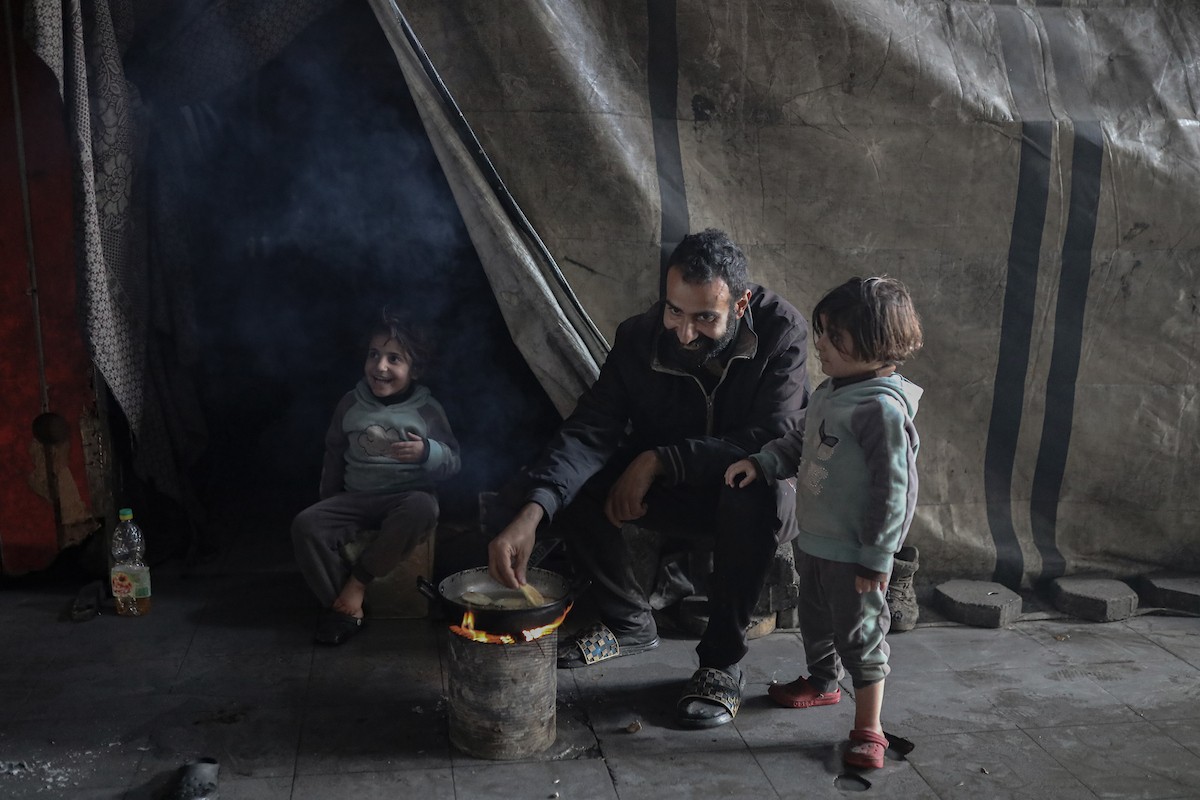 يعيش الفلسطينيون النازحون في خيام وملاجئ مؤقتة في مدارس الأونروا بعد أن دمرت الغارات الجوية الإسرائيلية منازلهم. وتمنعهم القيود التي يفرضها 