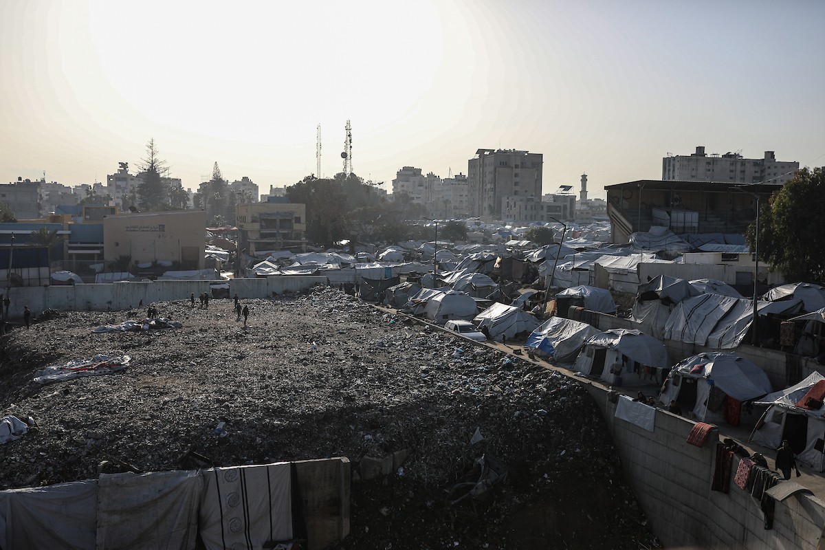 تُظهر صور عامة خيام النازحين متراكمة بين المباني المدمرة في وسط مدينة غزة، ما يعكس ظروفًا معيشية مزرية. ولا تزال الحياة اليومية صعبة للغاية بالنسبة لغالبية سكان غزة، حيث دُمّر أكثر من 80% من البنية التحتية، وفقًا للأمم المتحدة. مدينة غزة، 20 يناير/كانون الثاني 2026. تصوير: عمر أشتوي