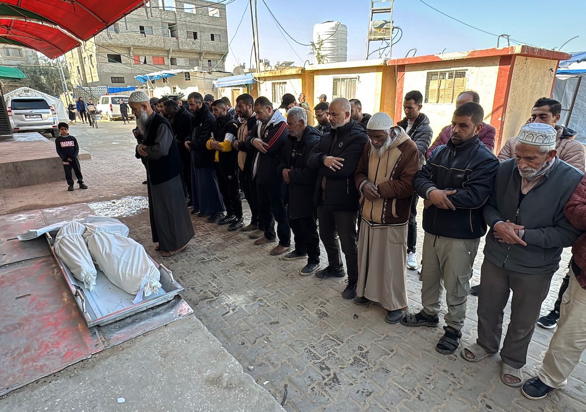 ودّع الفلسطينيون جثماني إبراهيم محمد الشنا (29 عامًا) وابنه محمد (8 أعوام) في مستشفى شهداء الأقصى بدير البلح. وقد توفي الاثنان إثر انهيار منزلهما عليهما في مخيم المغازي للاجئين وسط قطاع غزة. في غضون ذلك 5 يناير/كانون الثاني 2026. صورة: أحمد إبراهيم