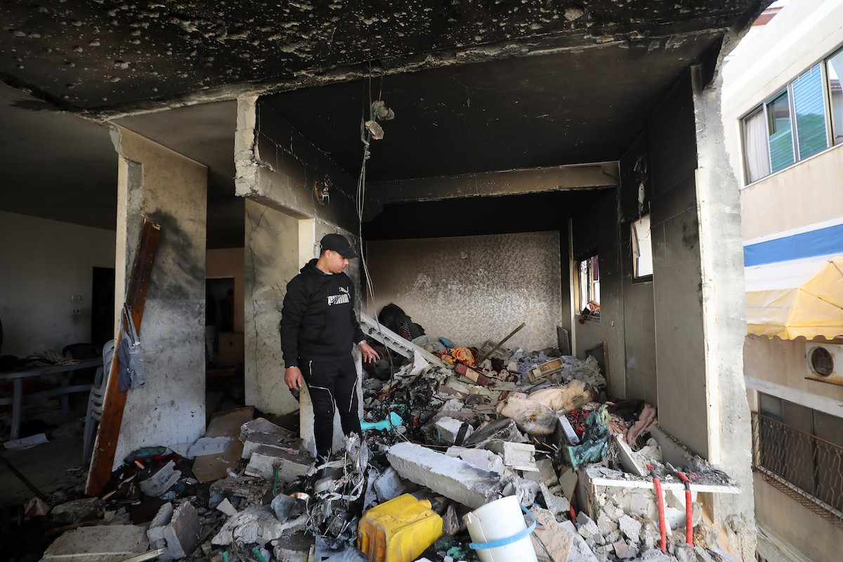 فلسطينيون يمرون أمام مبنى سكني تضرر جراء غارة عسكرية إسرائيلية أسفرت عن سقوط عدد من الضحايا في مدينة غزة، السبت 31 يناير/كانون الثاني 2026. صورة: عمر أشتوي