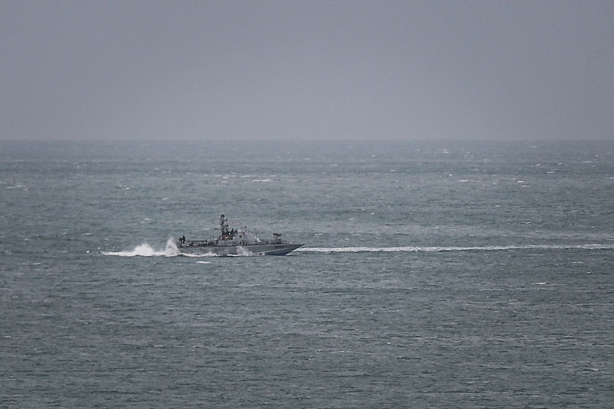 يتفقد فلسطينيون نازحون خيامهم بعد أن تضررت بشدة جراء عاصفة هوائية قوية ضربت مخيمًا للنازحين وسط قطاع غزة. 22 يناير/كانون الثاني 2026. تصوير: رمزي أبو عامر