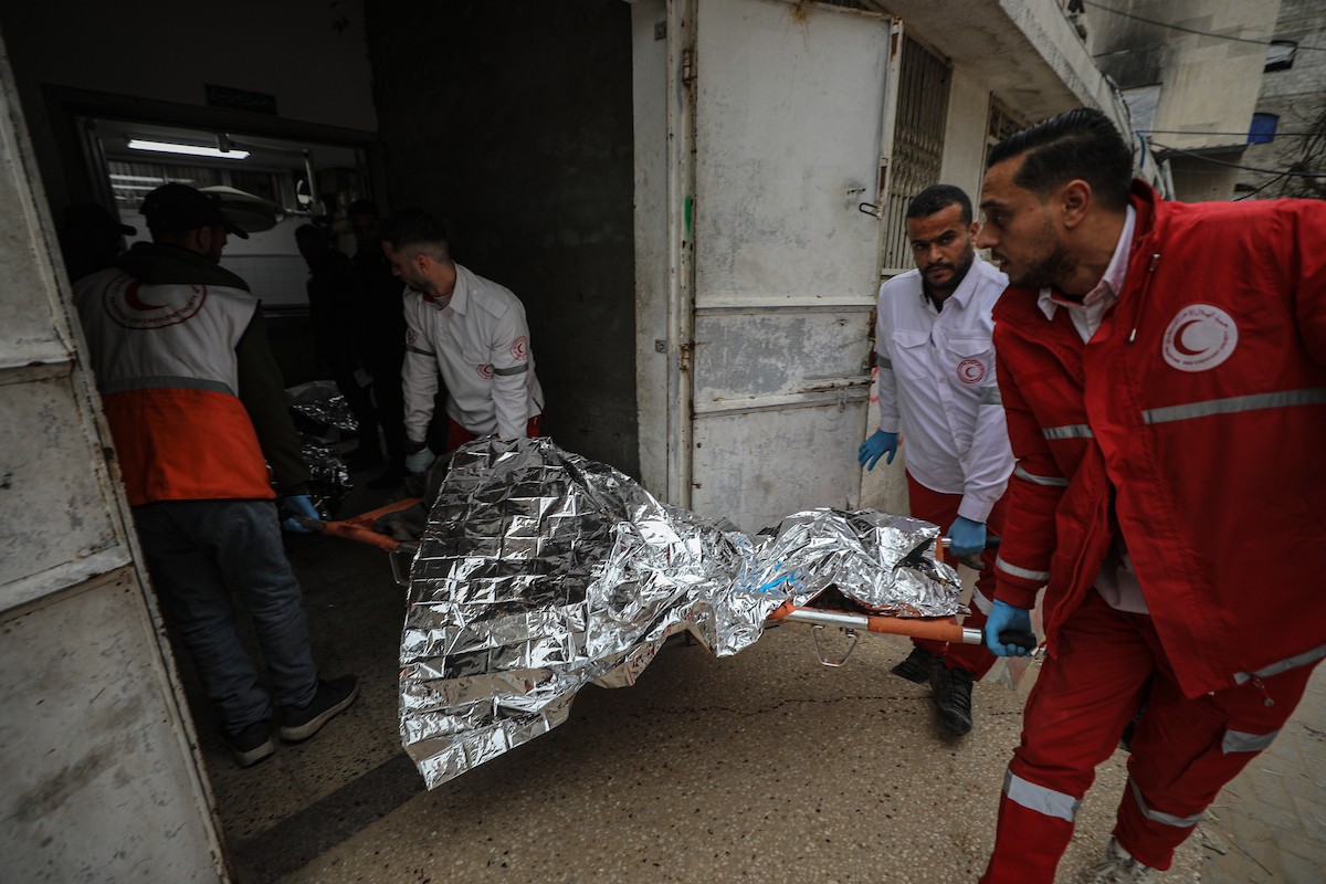 وصلت جثامين أربعة مواطنين إلى مستشفى الشفاء. قُتلوا في هجوم إسرائيلي استهدف مجموعة من المدنيين جنوب حي الزيتون في مدينة غزة. 22 يناير/كانون الثاني 2026 . صورة: عمر أشتوي