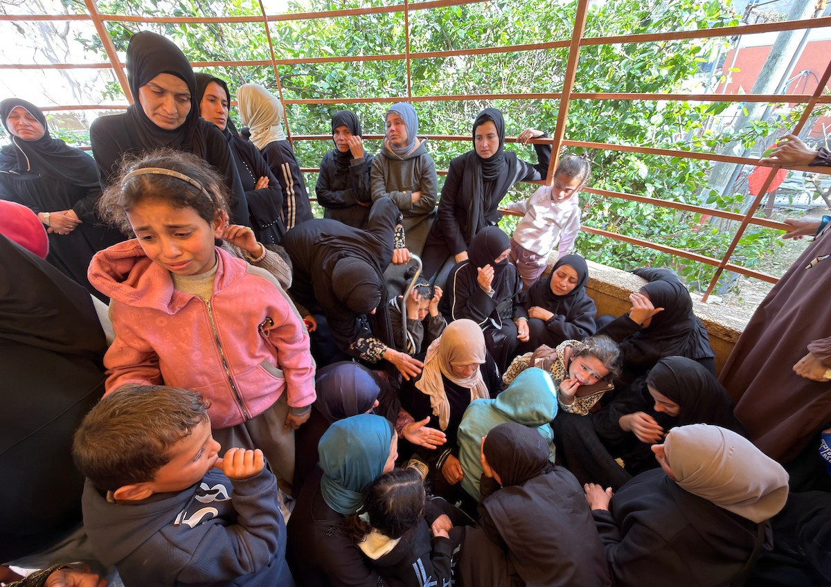 فلسطينيون ينعون جثمان رجل في مجمع ناصر الطبي بخان يونس جنوب قطاع غزة بعد وصوله إلى المستشفى إثر إصابته بجروح جراء غارة إسرائيلية، ١٠ يناير/كانون الثاني ٢٠٢٦. تصوير: محمد سلامة