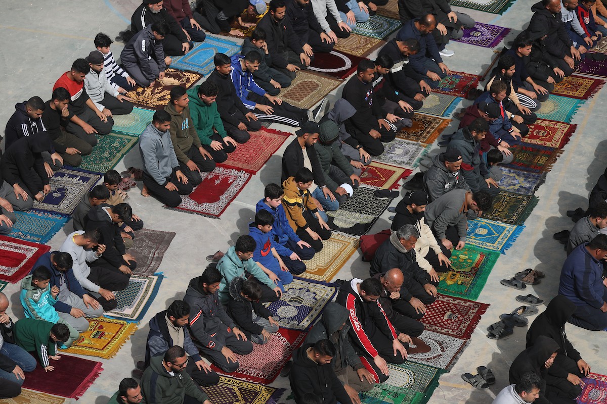 يؤدي الفلسطينيون صلاة الجمعة داخل مدرسة تابعة لوكالة الأونروا، حُوِّلت إلى ملجأ بعد نزوح عائلات منها جراء الهجمات الإسرائيلية منذ 7 أكتوبر/تشرين الأول 2023، في مدينة غزة. 30 يناير/كانون الثاني 2026. صورة: عمر أشتوي